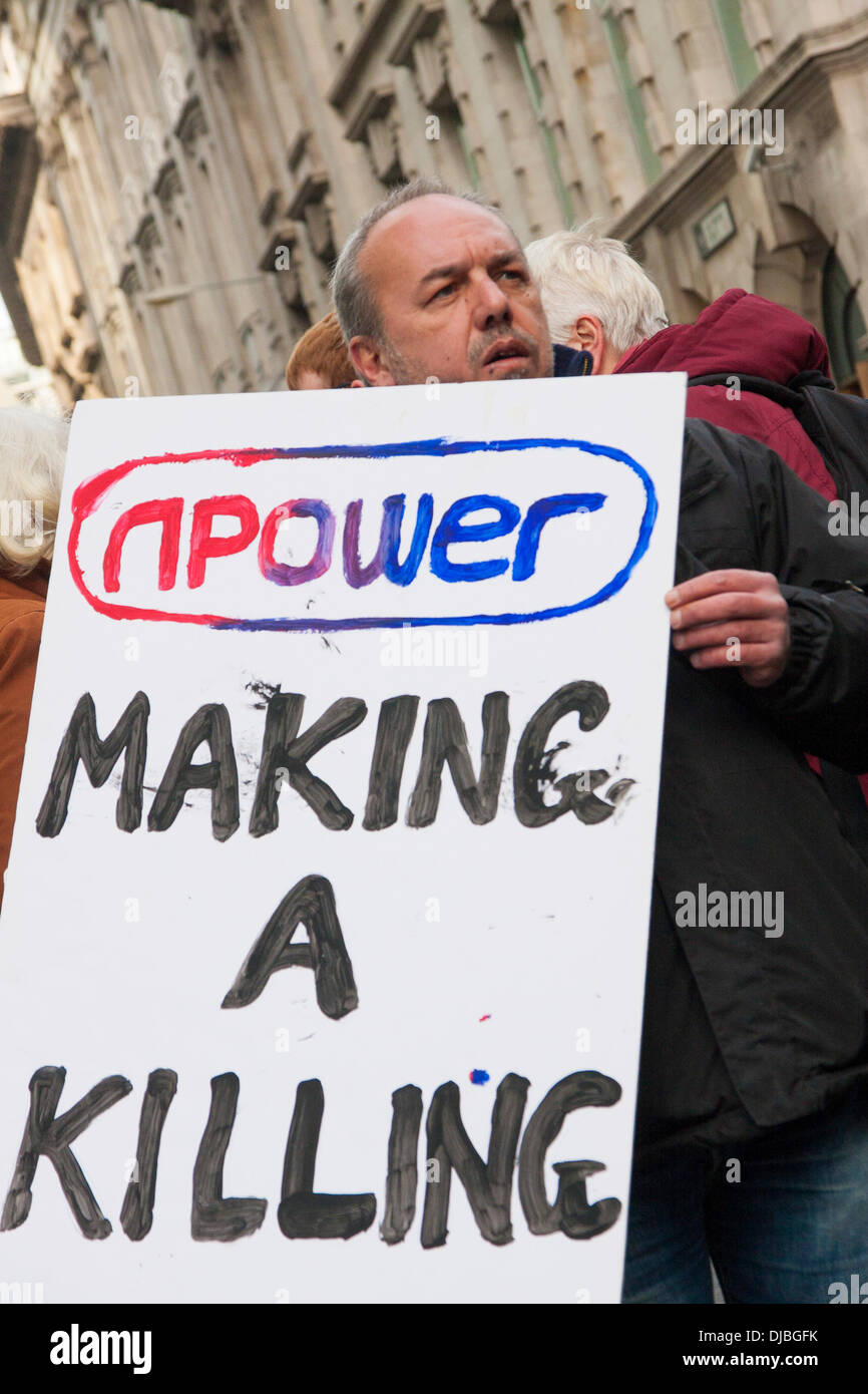 Londra, Regno Unito. Il 26 novembre 2013. . Un manifestante single NPower come combustibile Poverty Action, occupano di Londra e le persone disabili contro i tagli protesta al di fuori della sede di npower contro il forte aumento in energia e spese di riscaldamento e di un presunto 31.000 morti a causa della povertà di combustibile. Credito: Paolo Davey/Alamy Live News Foto Stock