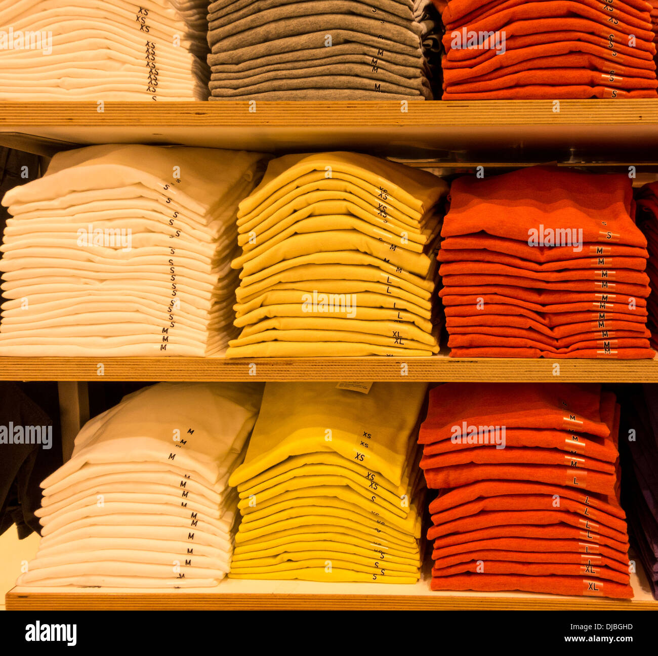 Il display di ben piegati t shirt su scaffali, REGNO UNITO Foto Stock