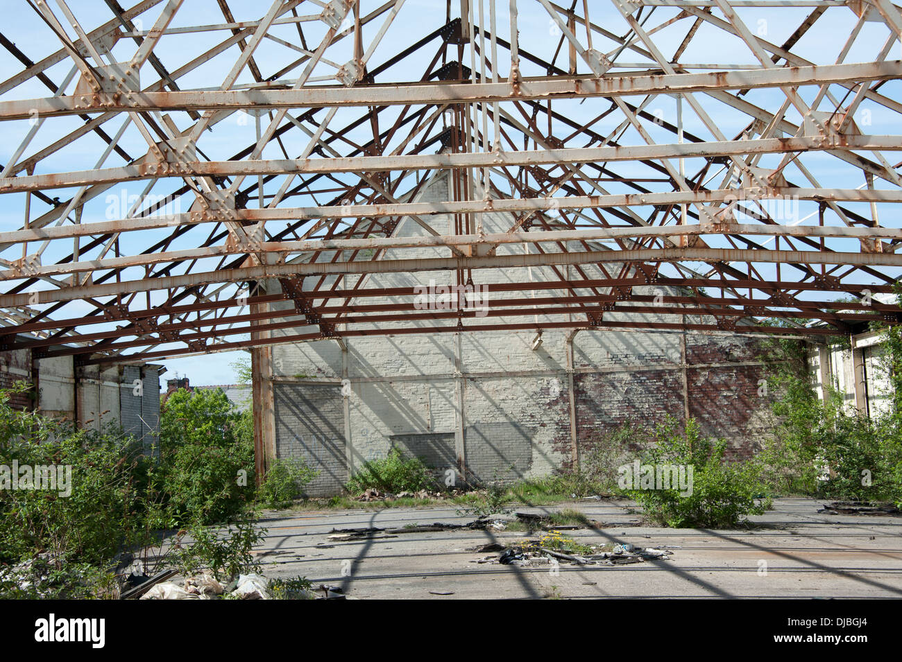 Fabbrica chiuse recessione erbacce crescente abbandonato Foto Stock