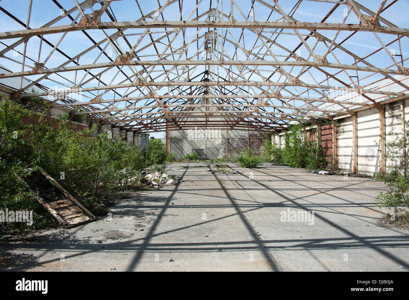 La fabbrica chiuse recessione abbandonate le erbacce desolata Foto Stock