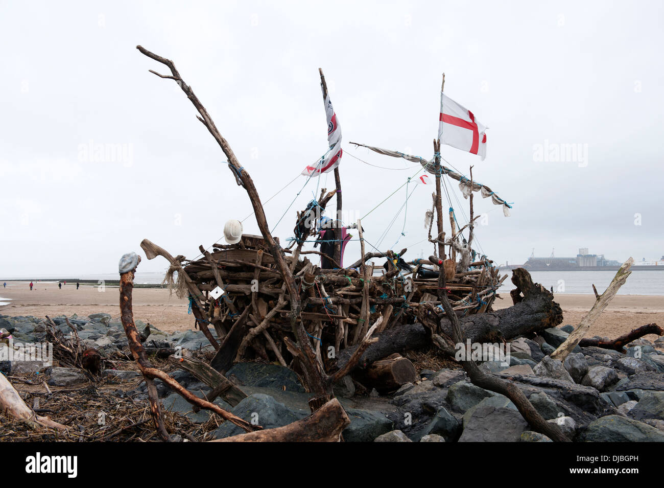 Imbarcazione pirata costruito da Driftwood deriva spiaggia di legno Foto Stock