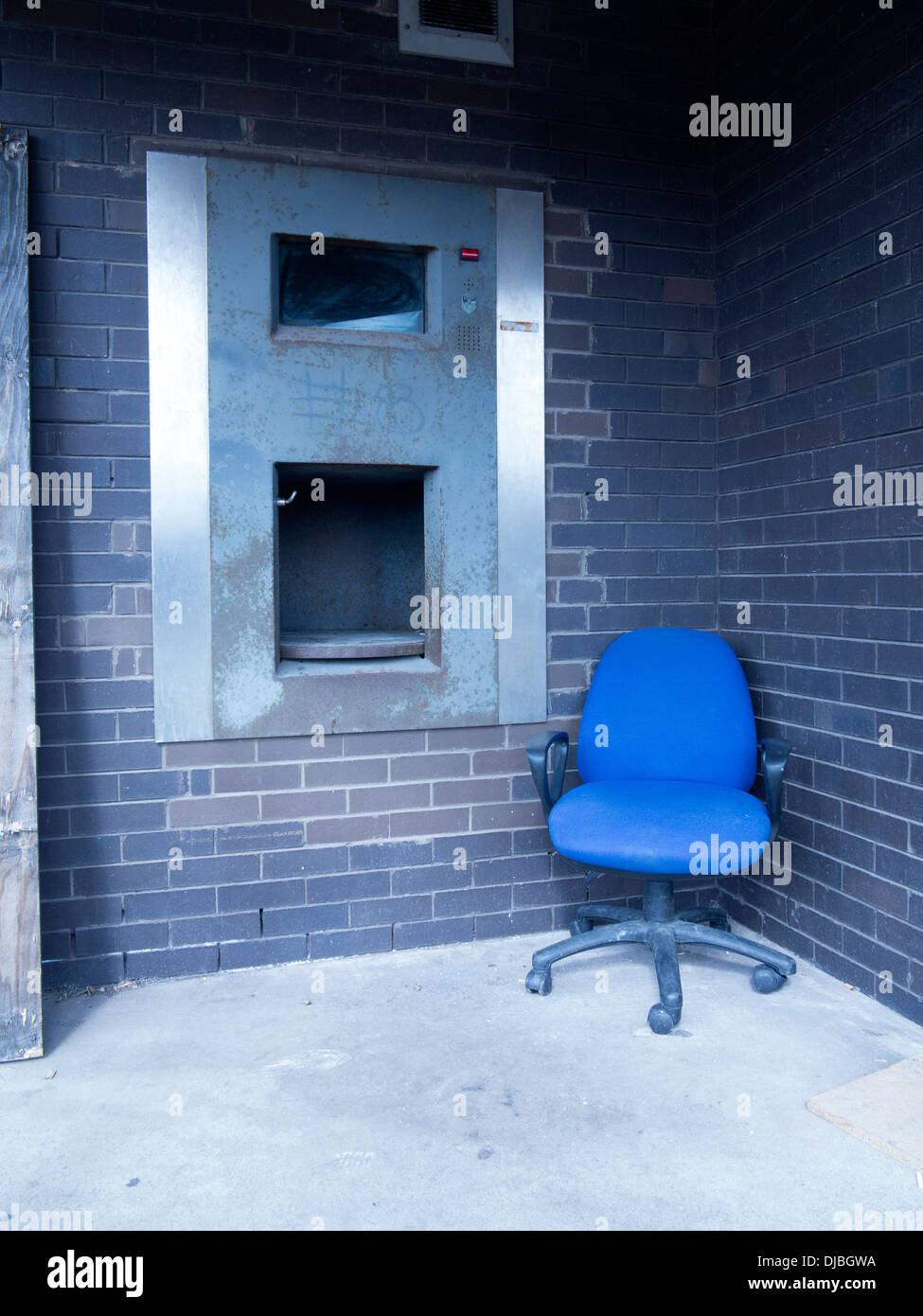 Abbandonato il blu sedia per ufficio da deposito in contanti punto Foto Stock