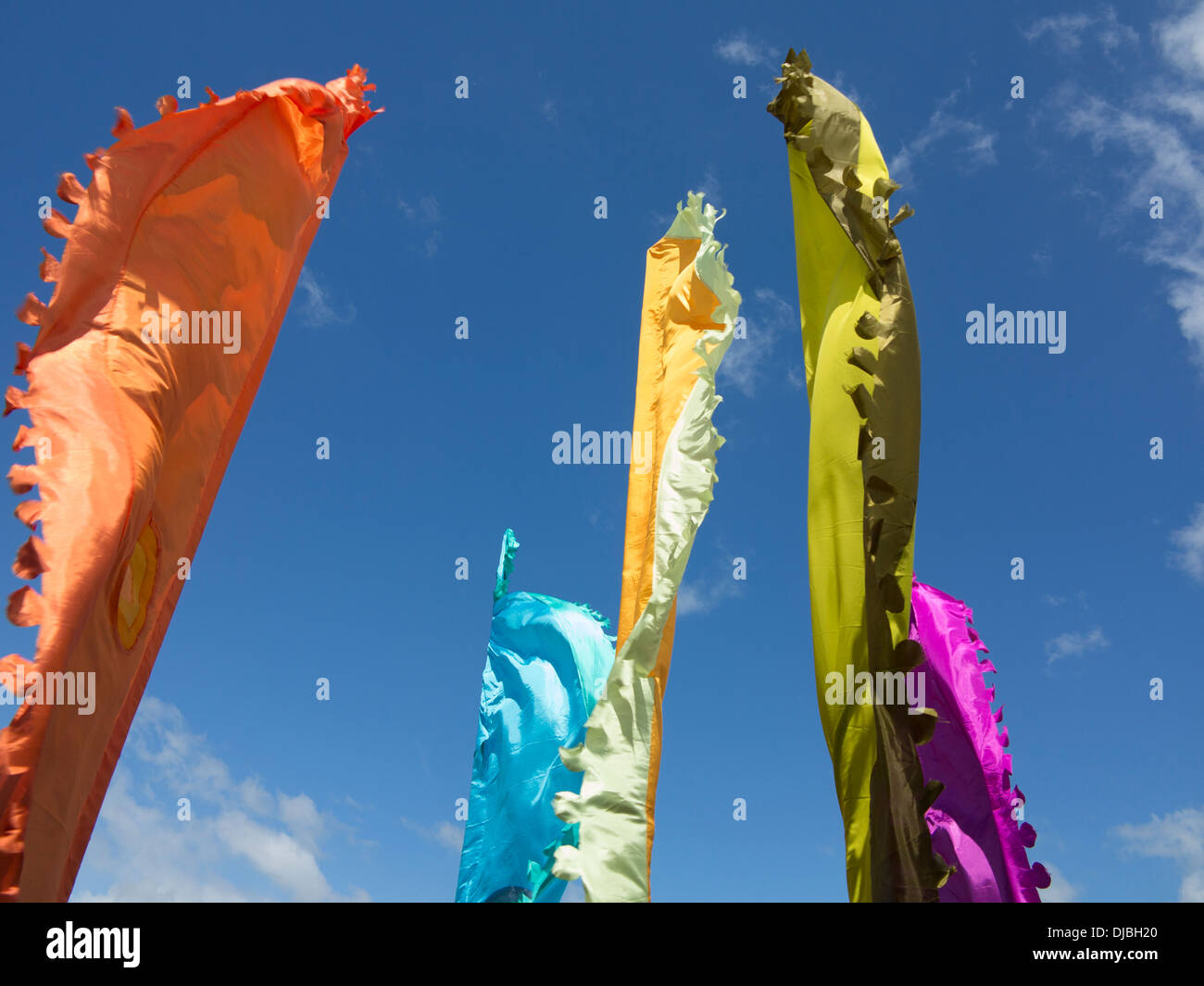 Colorate bandiere contro il cielo blu Foto Stock