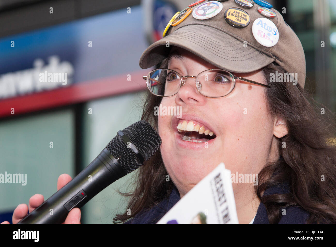 Londra, Regno Unito. Il 26 novembre 2013. . Un attivista disabili affronta la folla come combustibile Poverty Action, occupano di Londra e le persone disabili contro i tagli protesta al di fuori della sede di npower contro il forte aumento in energia e spese di riscaldamento e di un presunto 31.000 morti a causa della povertà di combustibile. Credito: Paolo Davey/Alamy Live News Foto Stock