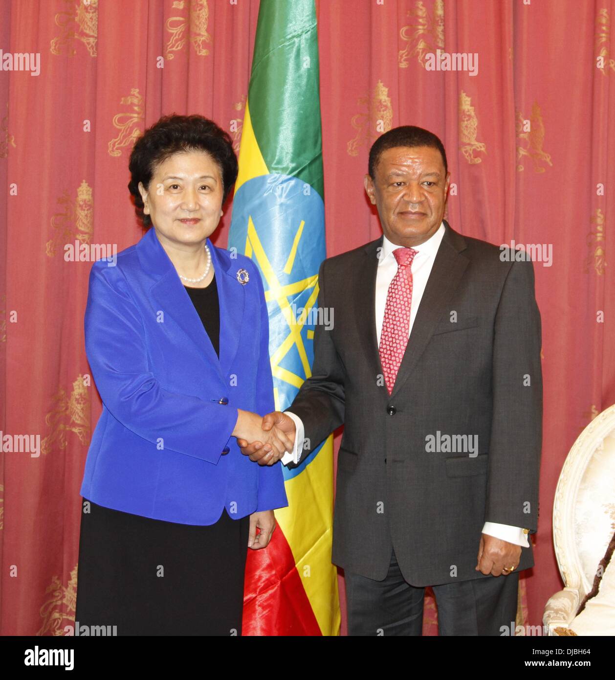 (131126) -- ADDIS ABEBA, nov. 26, 2013 (Xinhua) -- Chinese Vice Premier Liu Yandong (L) si incontra con il presidente etiope Mulatu Teshome in Etiopia ad Addis Abeba, nov. 26, 2013. (Xinhua/Liang Shanggang) (lyx) Foto Stock