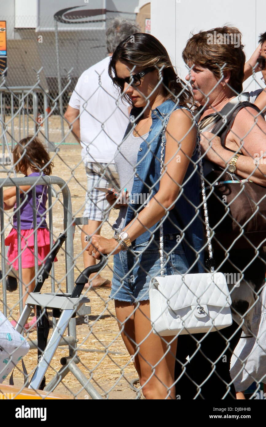 Alessandra Ambrosio spinge il suo Figlio bambino, Noah Phoenix Ambrosio Mazur, nel suo passeggino come lei arriva a un chili cook-off in Malibu Los Angeles, California - 02.09.12 Foto Stock