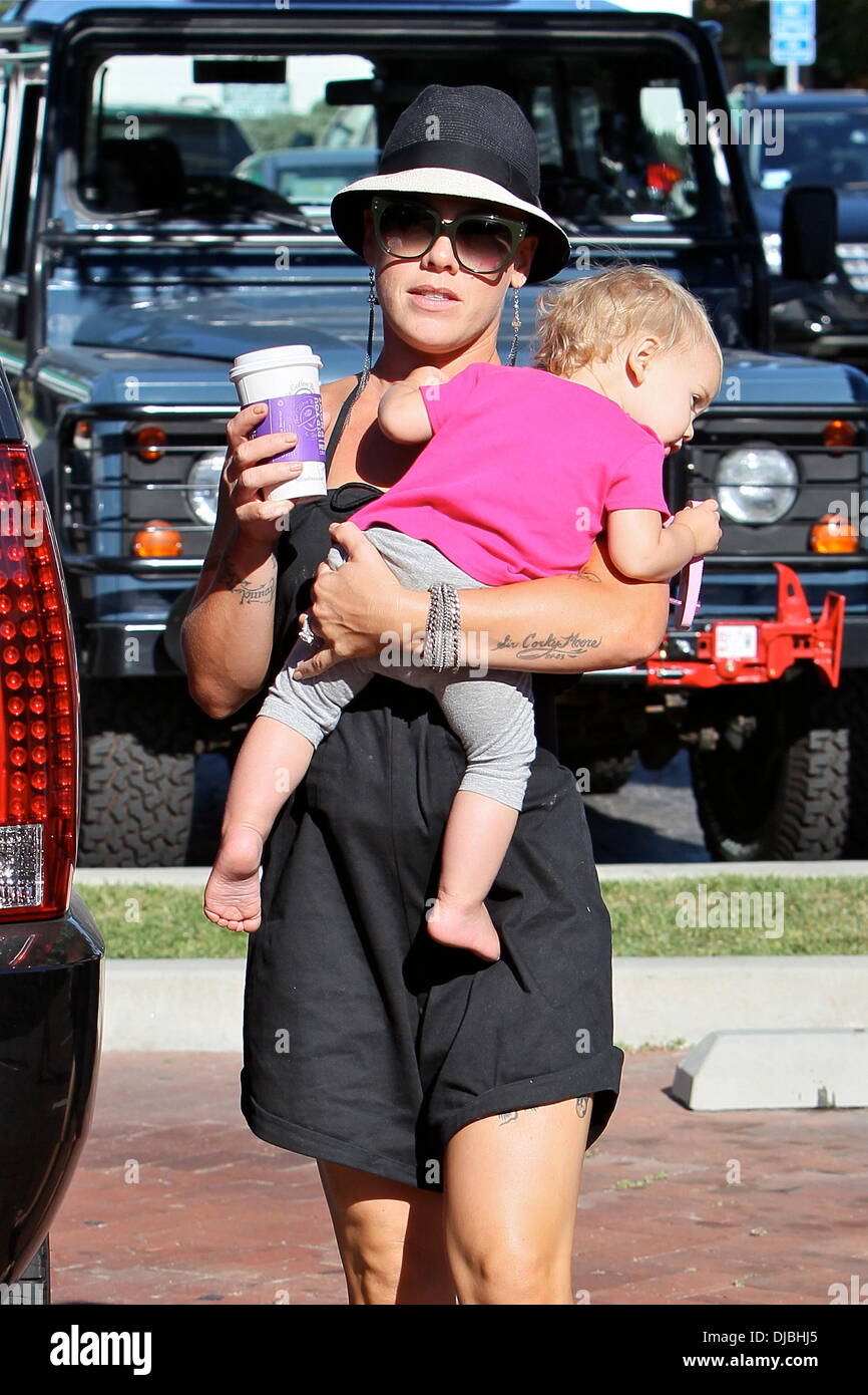 Rosa aka Alecia Moore e la figlia Willow Sage Hart Rosa porta la sua bimba  in quanto lasciano 98% Angel boutique di abbigliamento nel Cross Creek di  Los Angeles, California - 02.09.12