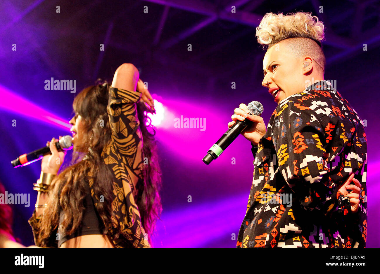 Alexandra Buggs e Courtney Rumbold Stooshe suona dal vivo a Kempton Park Racecourse Surrey, Inghilterra - 07.09.12 Foto Stock