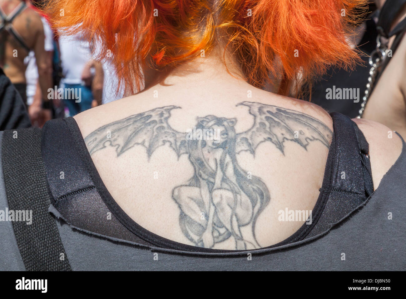 Inghilterra, Londra, l annuale Gay Pride Parade, tatuato dettaglio parata del partecipante Foto Stock