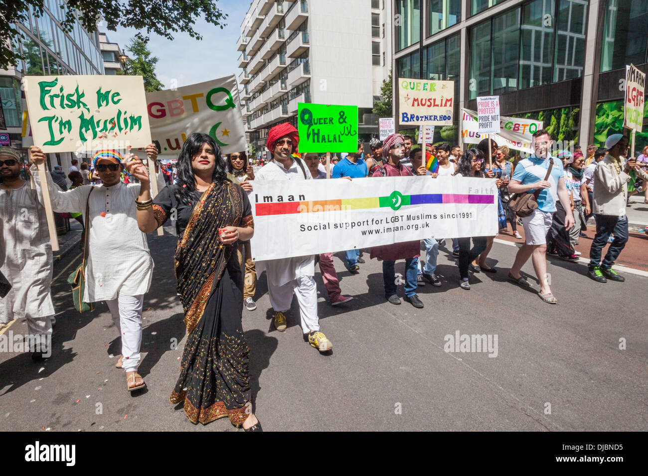 Inghilterra, Londra, l annuale Gay Pride Parade, i partecipanti sfilano in sostegno di Gay musulmani Foto Stock