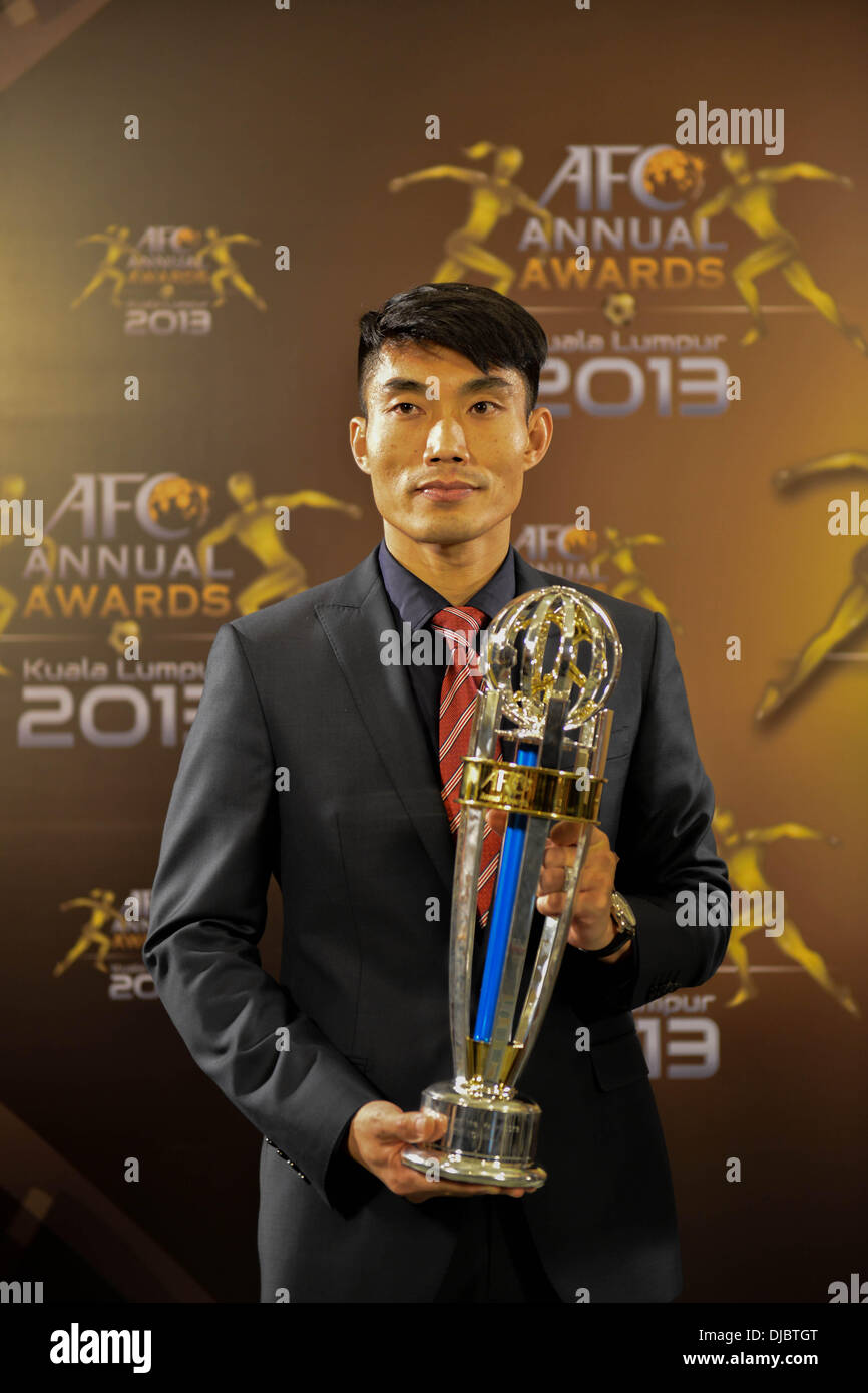 Kuala Lumpur, Malesia. Il 26 novembre 2013. Zheng Zhi della Cina pone con il suo trofeo al giocatore AFC dell'anno cerimonia di Kuala Lumpur in Malesia, su nov. 26, 2013. (Xinhua/Chong Voon Chung/Alamy Live News) Foto Stock