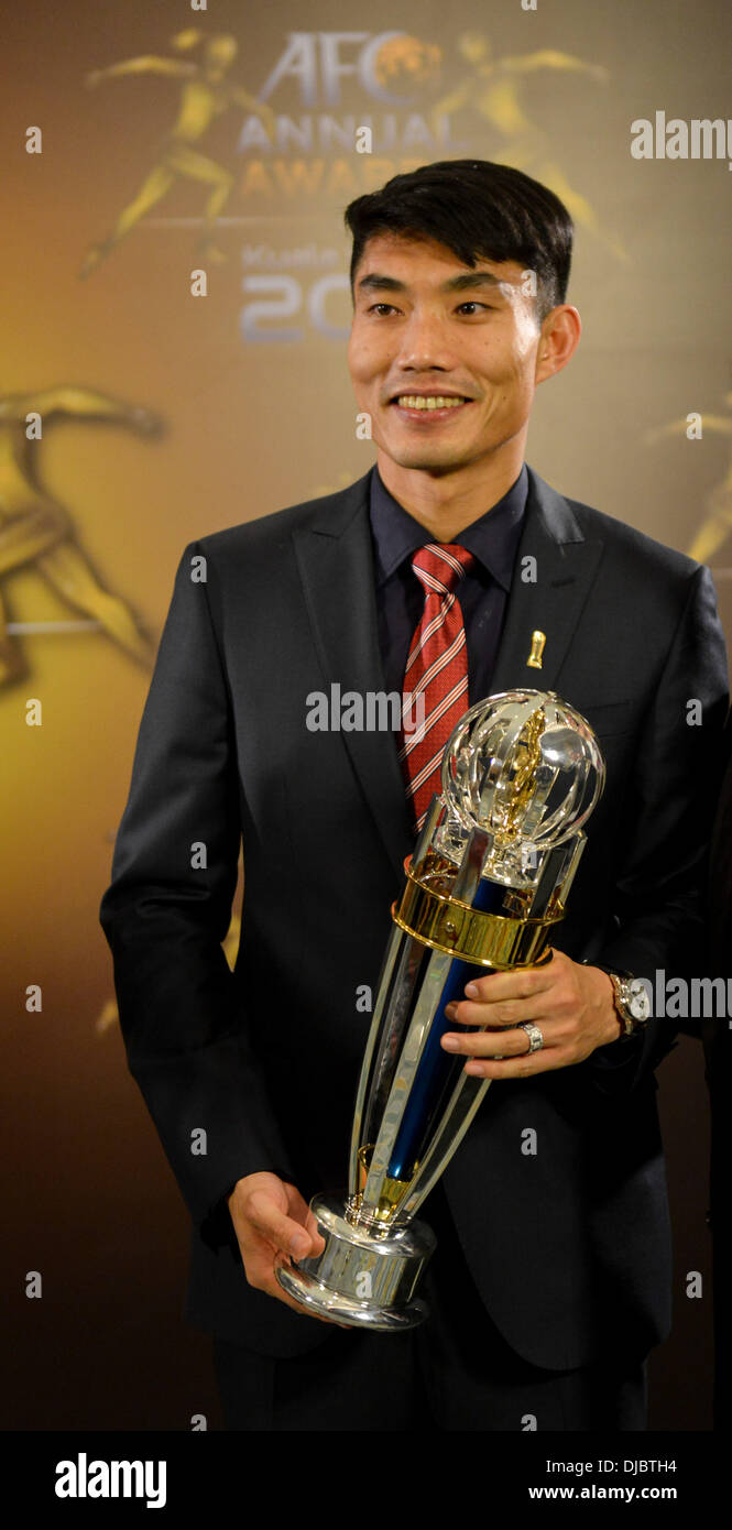 Kuala Lumpur, Malesia. Il 26 novembre 2013. Zheng Zhi della Cina pone con il suo trofeo al giocatore AFC dell'anno cerimonia di Kuala Lumpur in Malesia, su nov. 26, 2013. (Xinhua/Chong Voon Chung/Alamy Live News) Foto Stock