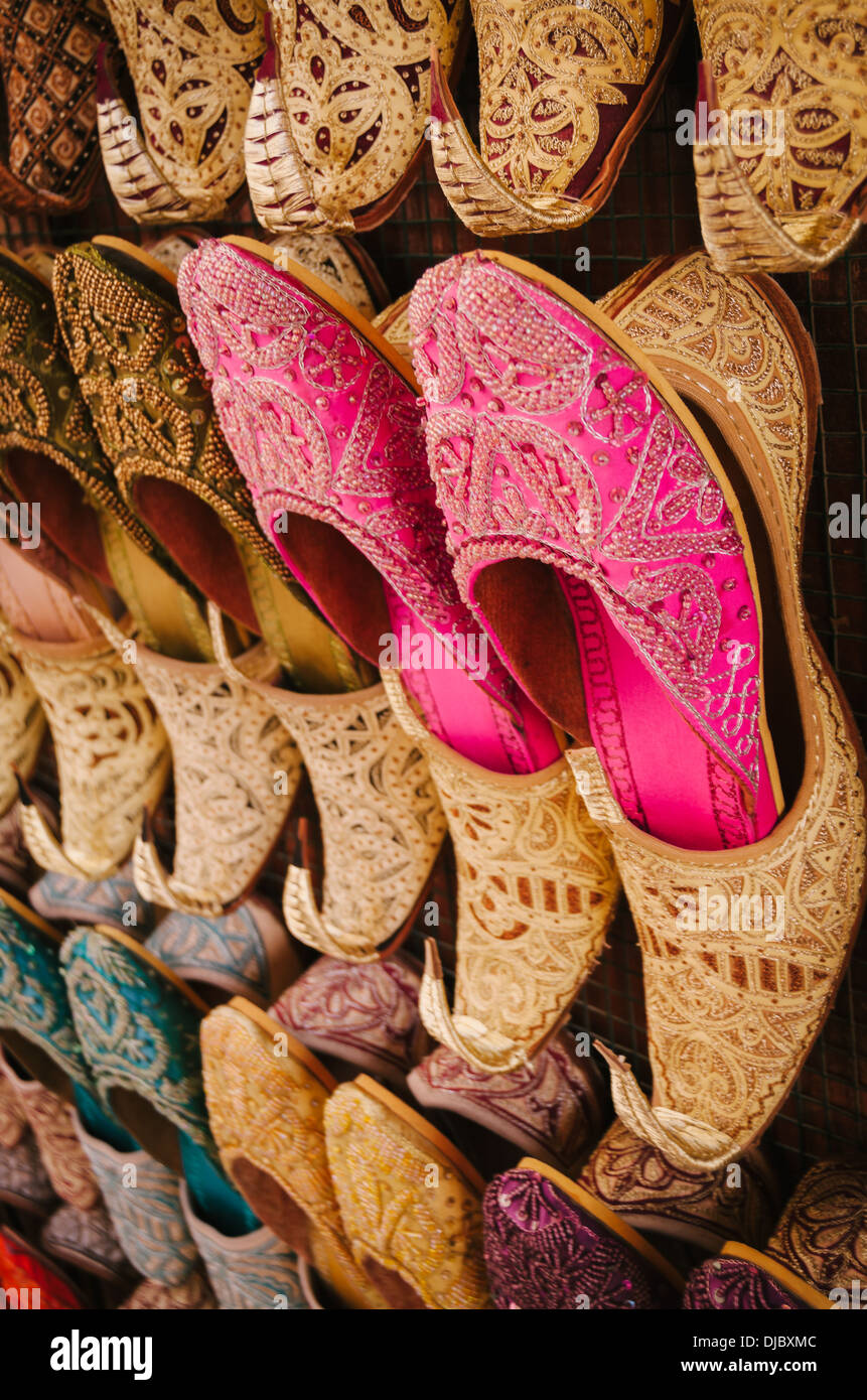 La tradizione indiana le scarpe per la vendita a Bur Dubai Souk. Dubai, Emirati Arabi Uniti. Foto Stock