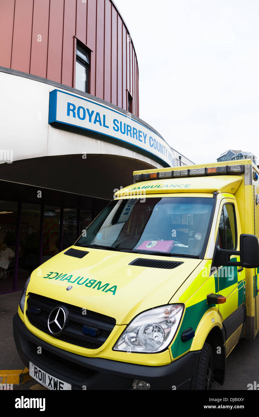 Ambulanza al di fuori dell'esterno del Royal Surrey County Hospital a Guildford. Foto Stock