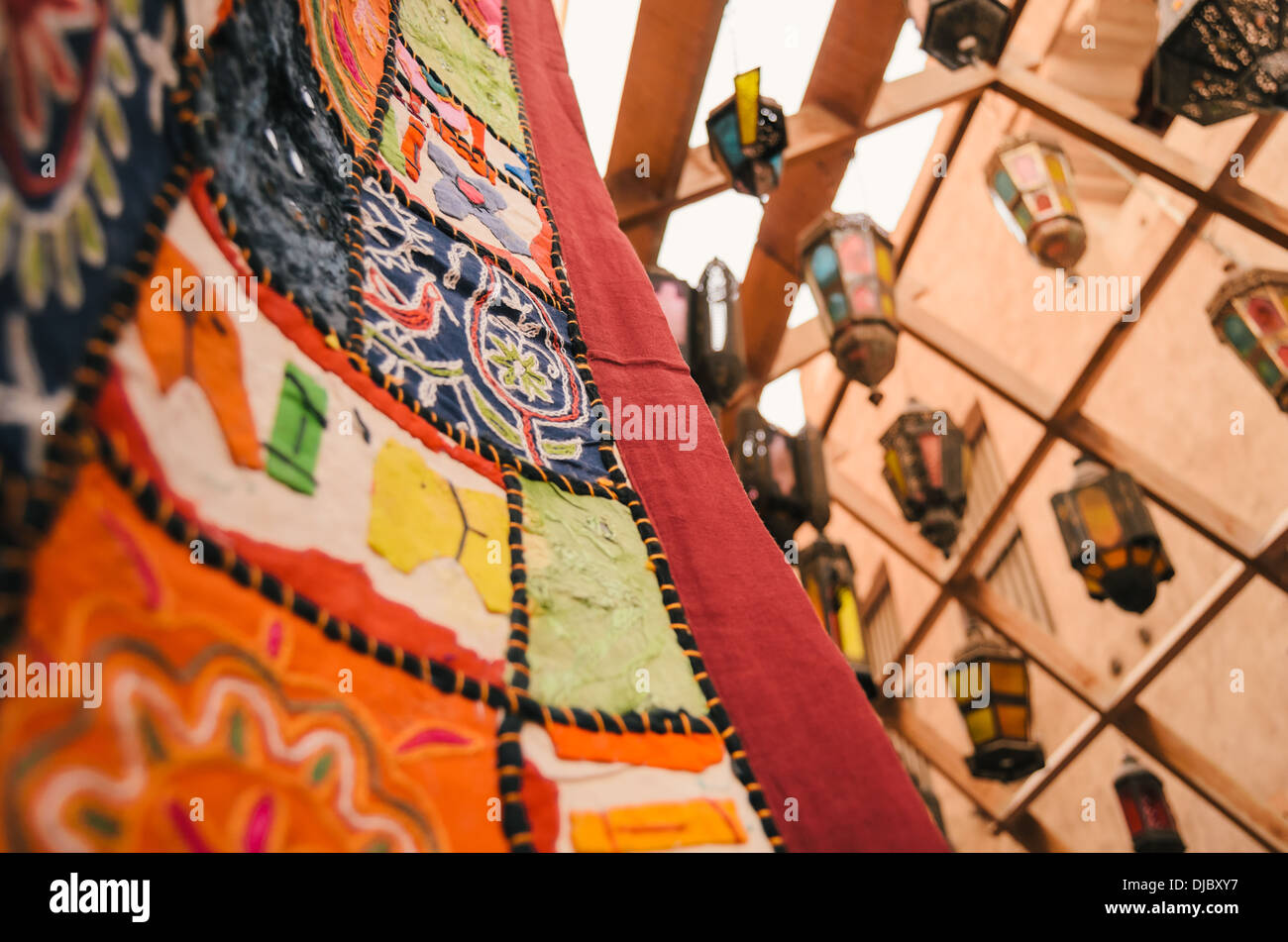 Colorato intrecciato quilt e vetrate colorate lanterne sul display a Bur Dubai Souk. Dubai, Emirati Arabi Uniti. Foto Stock