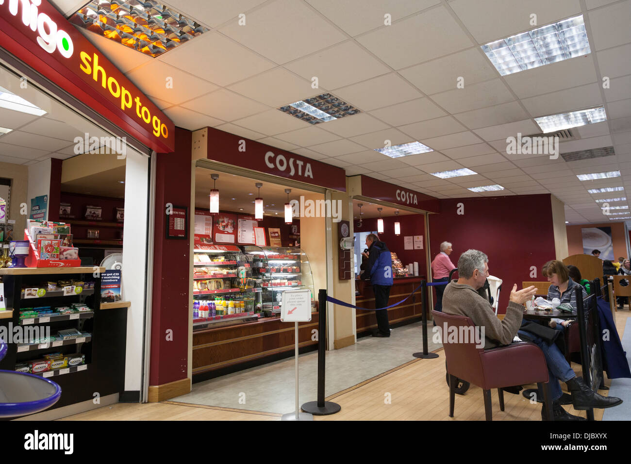 Costa Coffee shop nel foyer d'ingresso al Royal Surrey County Hospital di Guildford. Foto Stock