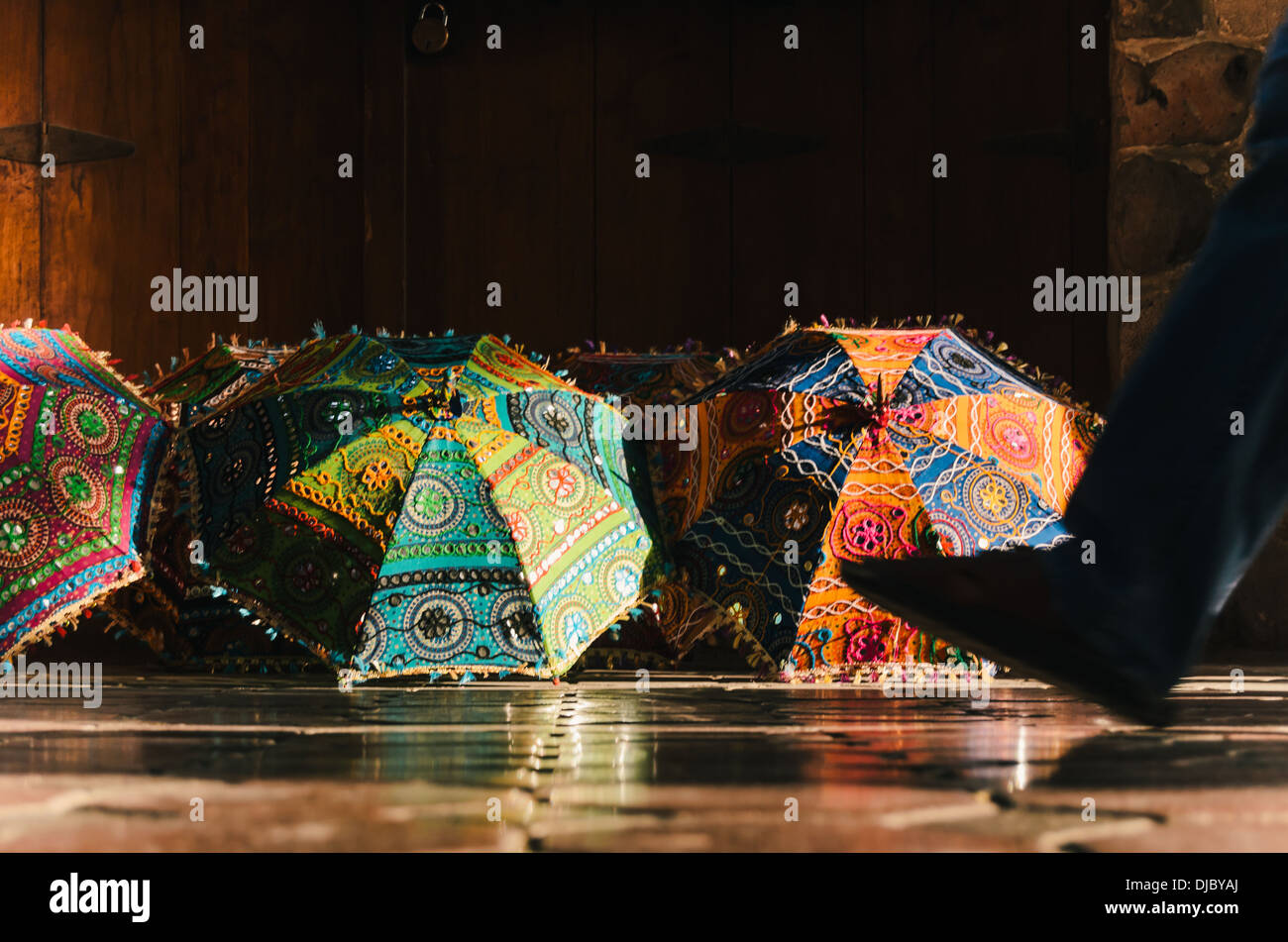 Colorato ricamato a mano gli ombrelli da India sono in vendita a Bur Dubai Souk. Dubai, Emirati Arabi Uniti. Foto Stock