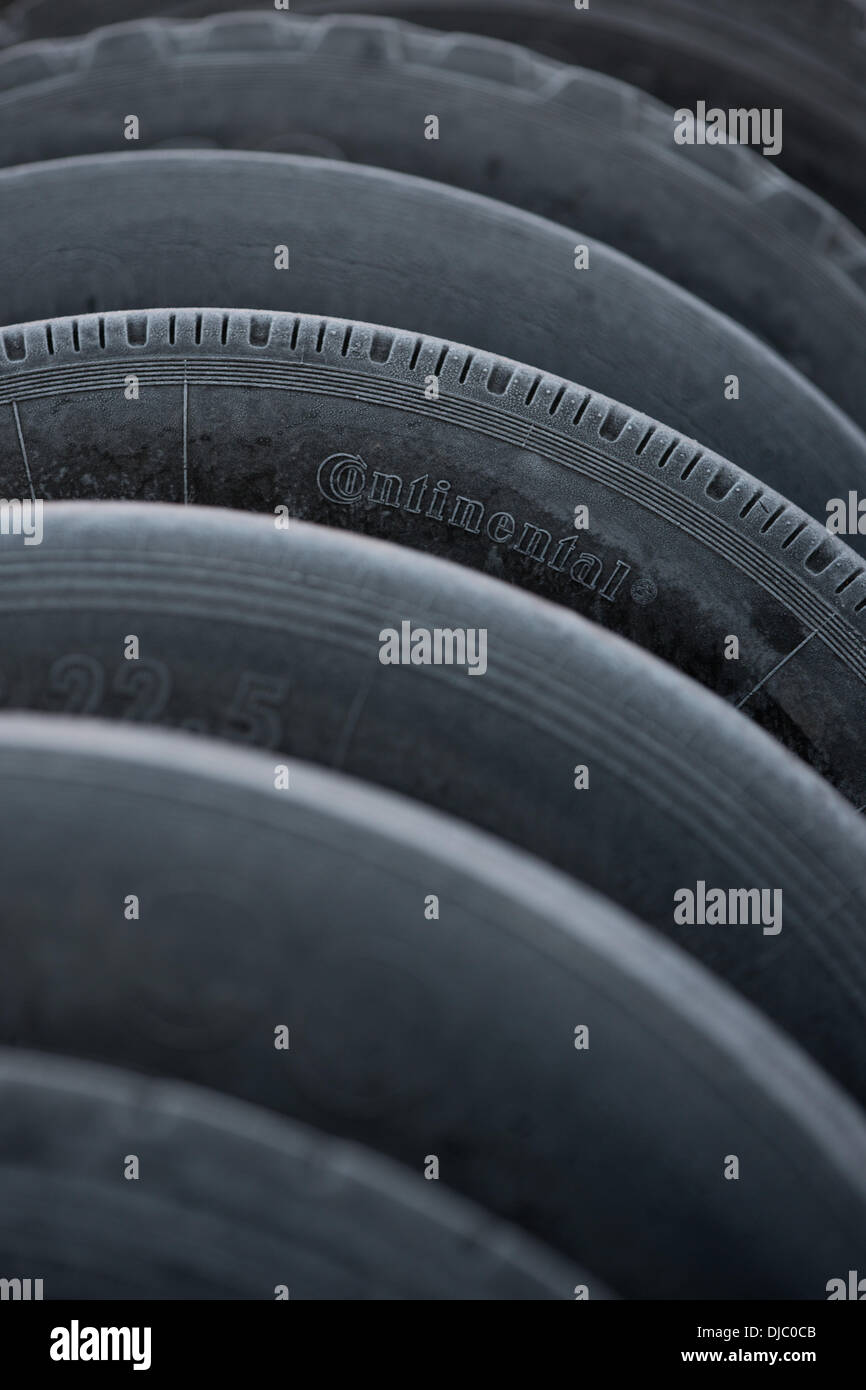 Amburgo, Germania. 25 Nov, 2013. Pneumatici per camion di diversi produttori coperti con rime fotografati dopo una gelida notte presso un commerciante di pneumatici's Yard ad Amburgo, Germania, 25 novembre 2013. Il carrello utilizzato pneumatici vengono raccolte e verrà in seguito ristrutturato. Foto: CHRISTIAN CHARISIUS/dpa/Alamy Live News Foto Stock
