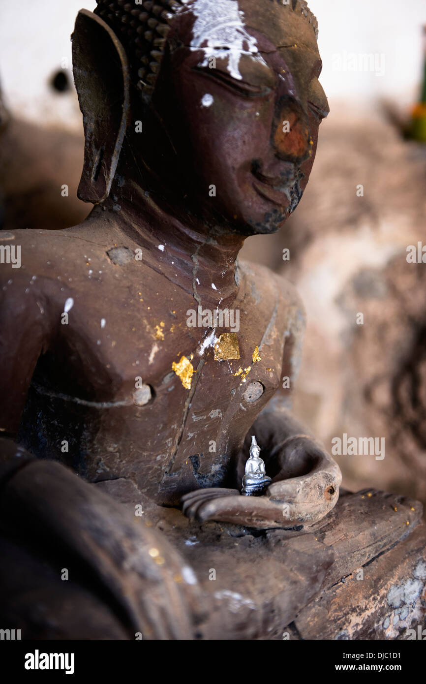 Statue di Buddha nella PAC Grotta Ou templi, Luang Prabang, Laos. Foto Stock