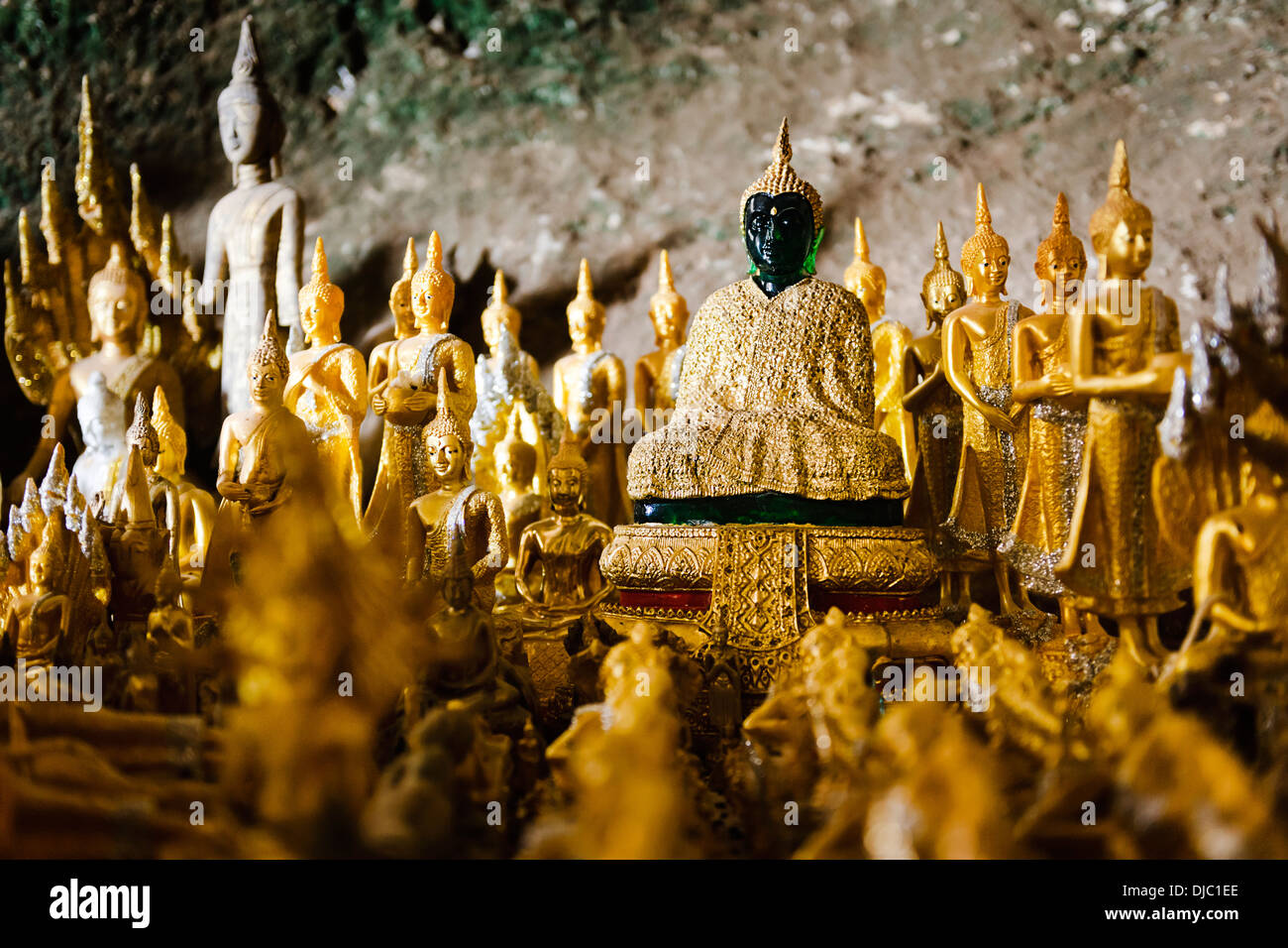 Dorare statue di Buddha nella PAC Grotta Ou templi, Luang Prabang, Laos. Foto Stock