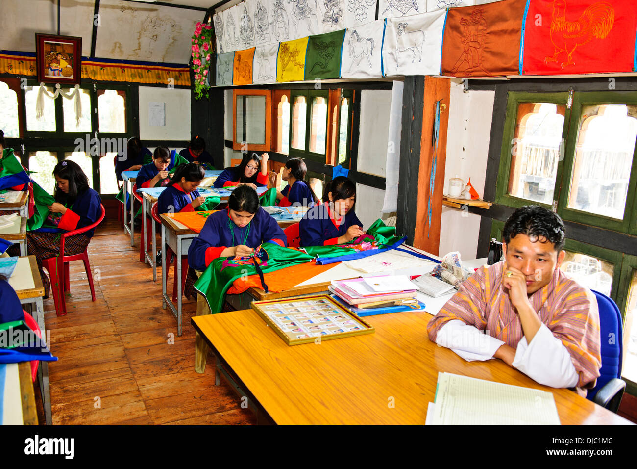 National Arts School o scuola di pittura,dedicato agli studenti su 4-6 anno corsi studiando arti,RICAMI,maschere,thimphu bhutan Foto Stock