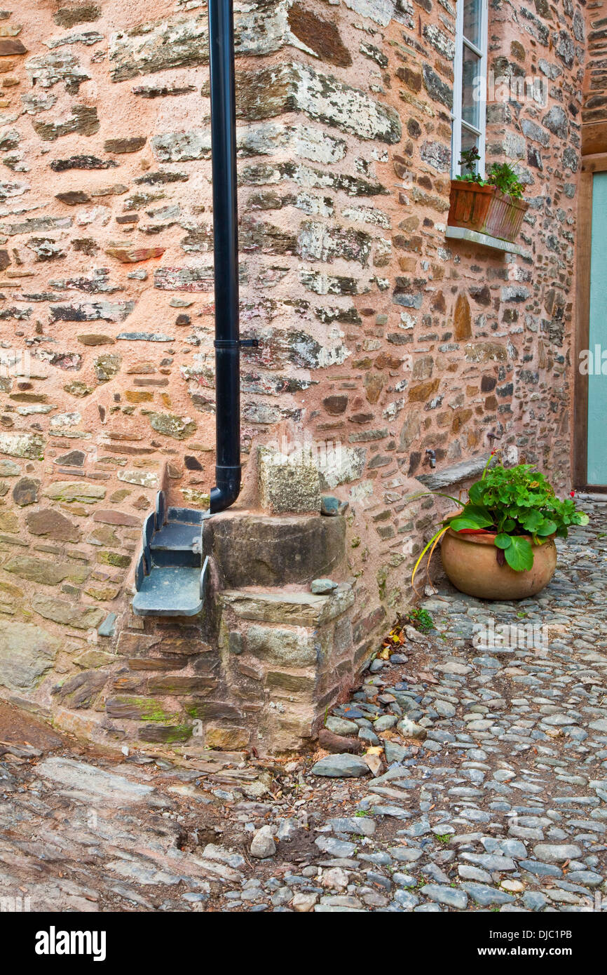 Dettaglio del Devon cottage in pietra che mostra lavori di ardesia sistema di drenaggio Foto Stock