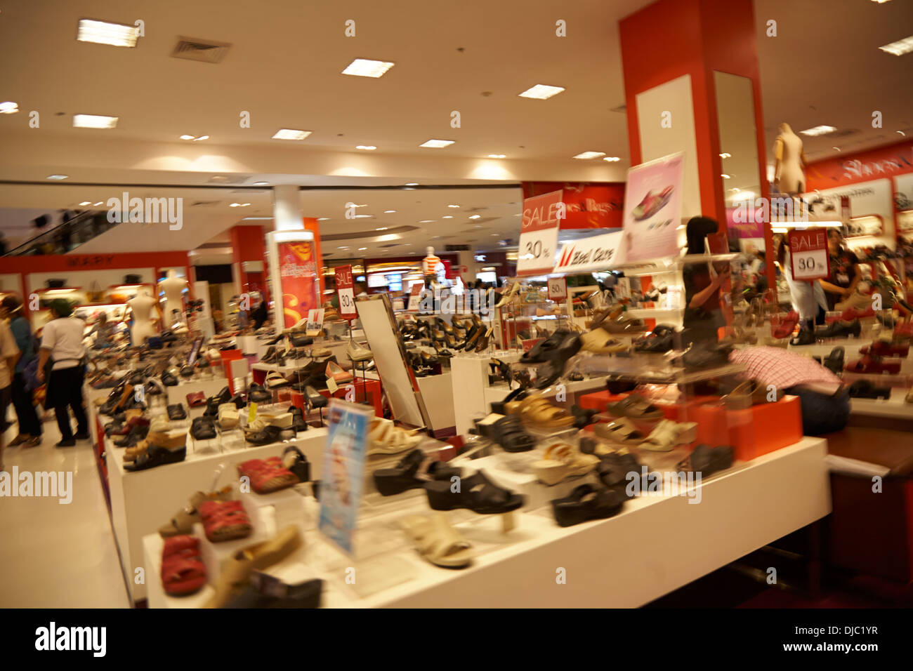 Reparto di scarpe in un centro commerciale locale department store di Korat, Thailandia Foto Stock