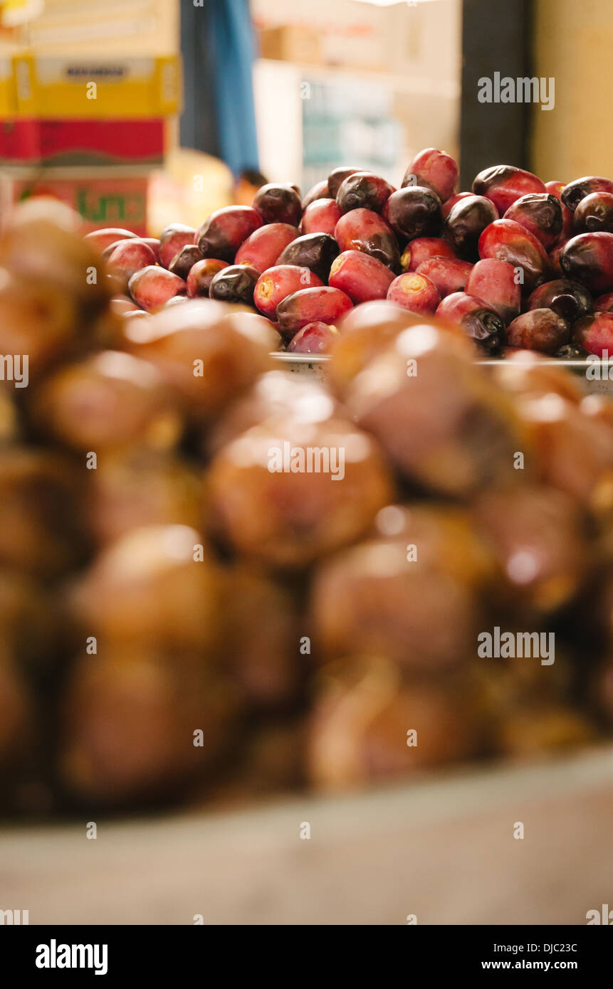 Date disposti accuratamente sono sul display esterno uno stallo in Deira Mercato della frutta e verdura. Dubai, EAU. Foto Stock