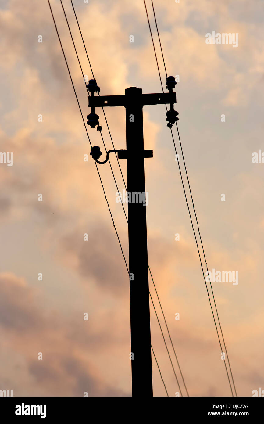 Dettaglio del vecchio power-pole di trasmissione - La linea elettrica di alimentazione Foto Stock