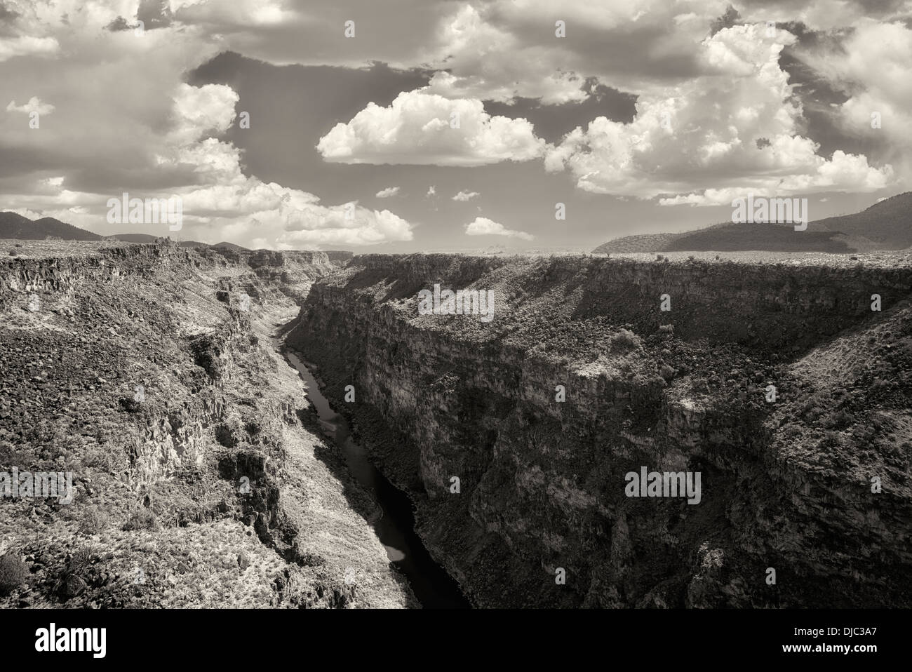 Fiume Rio Grande e gola vicino a Taos, Nuovo Messico. Foto Stock