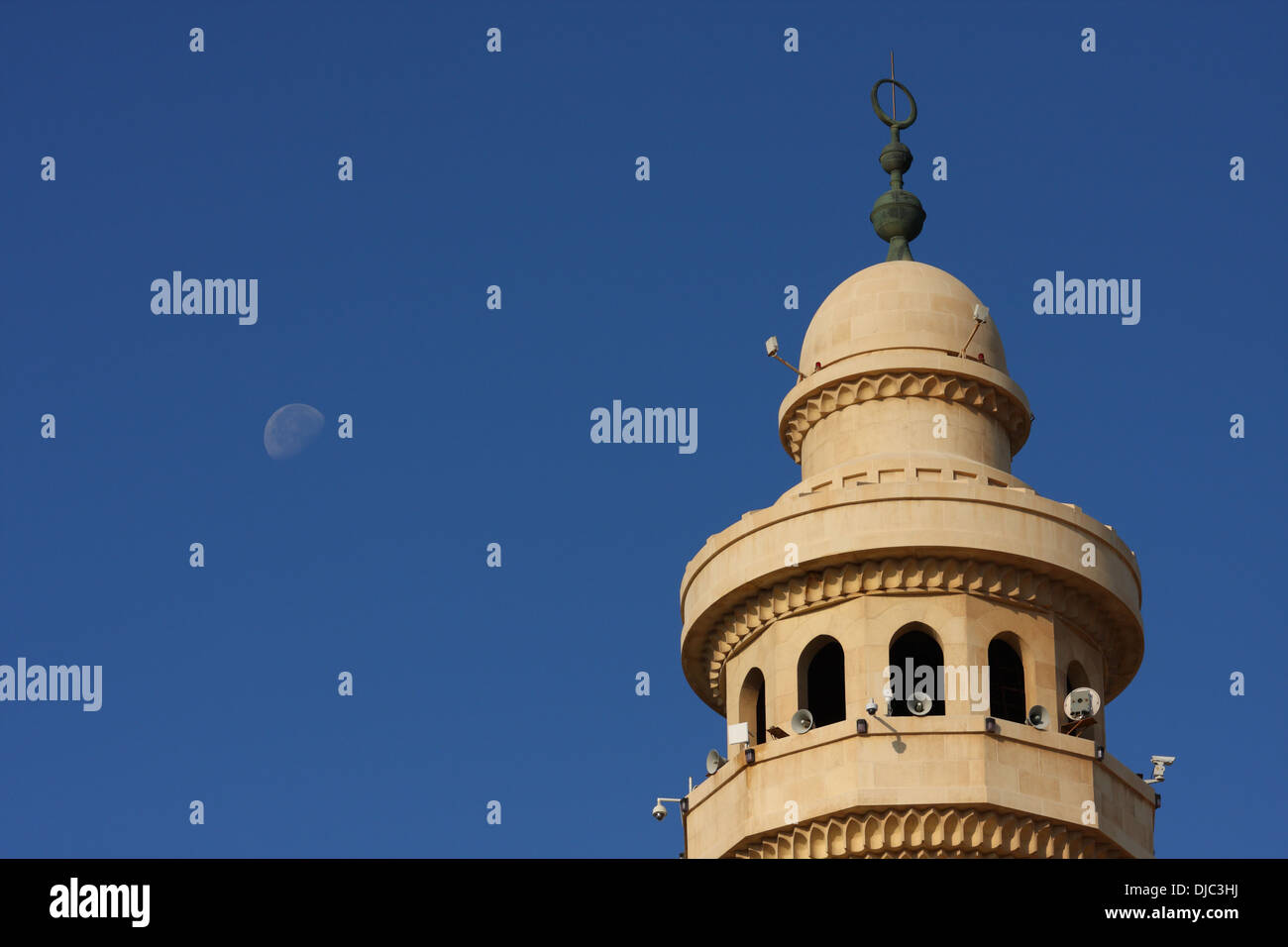 Minareto della Al-Fatih (grande) La moschea), Juffair, Regno del Bahrein e la luna in un cielo blu Foto Stock