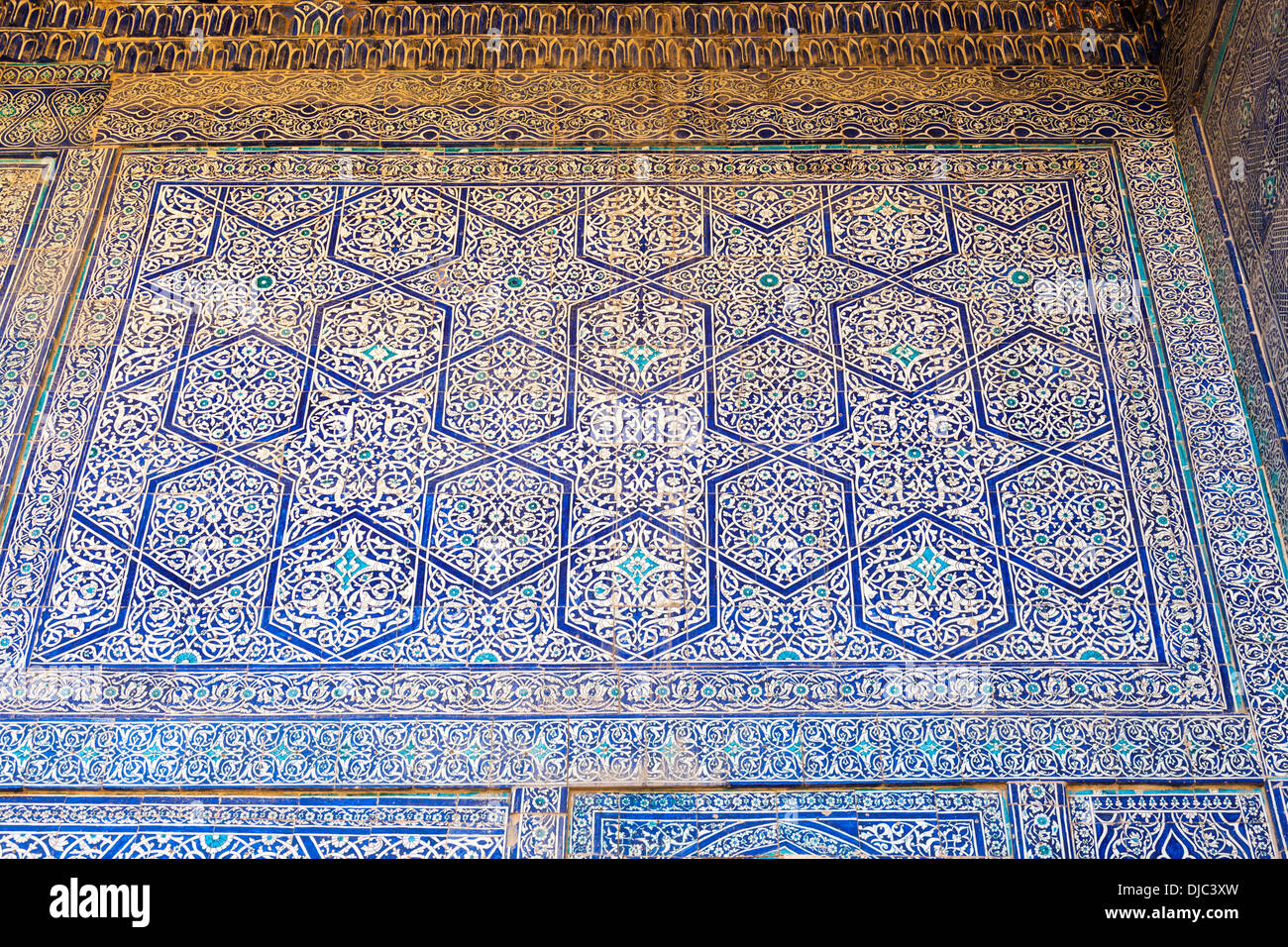 Parete piastrellata all'interno Kunya Ark, noto anche come Kohna Arca, Ichan Kala, Khiva, Uzbekistan Foto Stock