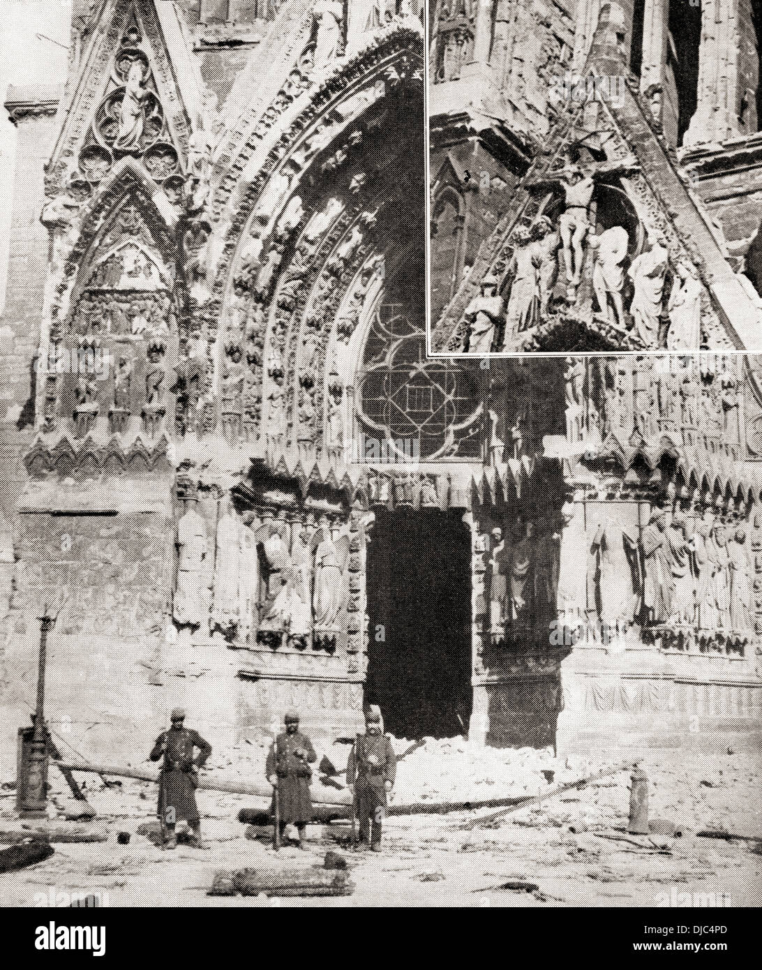 Il danno alla cattedrale di Reims, Francia dal Tedesco conchiglie, durante la prima guerra mondiale. Dalla Guerra di un album illustrato Deluxe, pubblicato 1915. Foto Stock