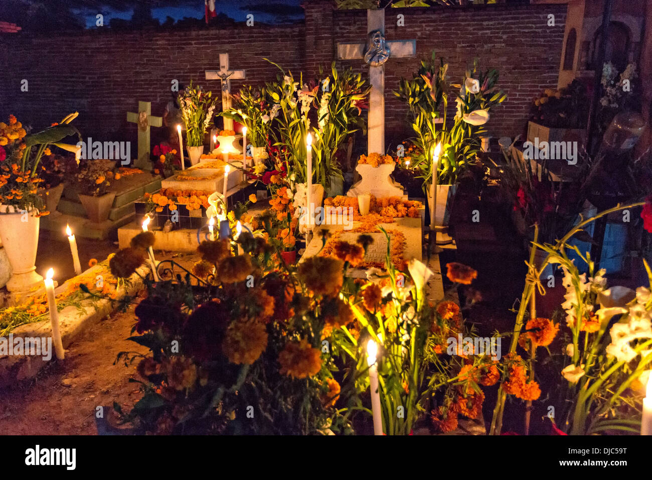 Il vecchio cimitero decorato per il Giorno dei Morti festival noto in spagnolo come Día de Muertos in Xoxocotlan, Messico. Foto Stock