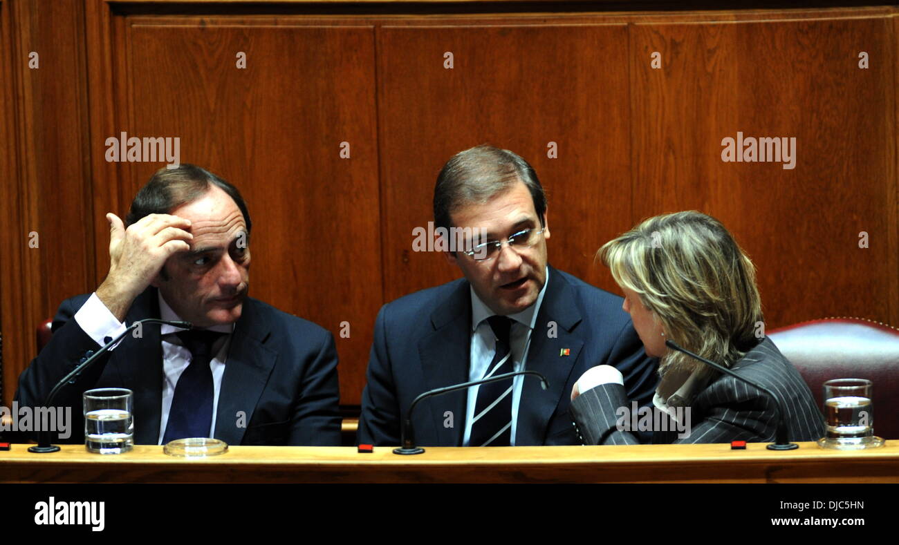 Lisbona, Portogallo. 26 Nov, 2013. Il portoghese il Vice Primo Ministro Paulo Portas (L), il Primo ministro portoghese Pedro Passos Coelho (C) e il ministro delle Finanze Maria Luis Albuquerque prendere parte a una sessione del Parlamento a votare il governo 2014 progetto di bilancio a Lisbona, Portogallo, nov. 26, 2013. Il Parlamento portoghese ha adottato martedì la dura 2014 progetto di bilancio per salvare il bailout paese circa 3,9 miliardi di euro (5,29 dollari USA) attraverso tagli di spesa e aumento delle imposte nel mezzo di una forte protesta. Credito: Zhang Liyun/Xinhua/Alamy Live News Foto Stock