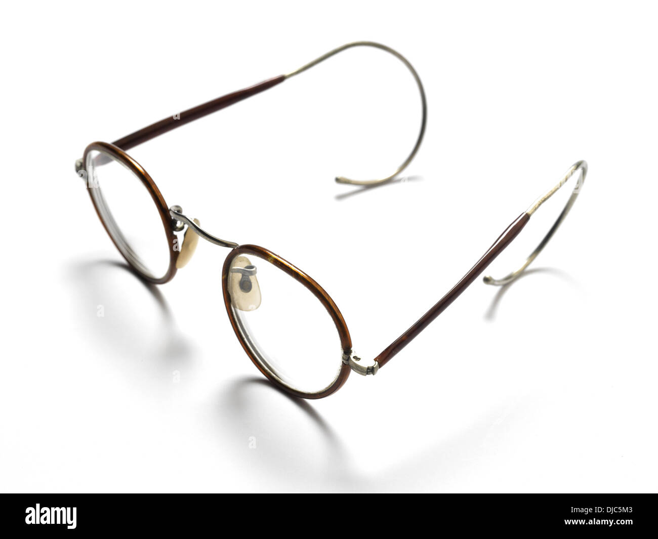 Coppia di vecchio stile con occhiali wire frame Foto Stock