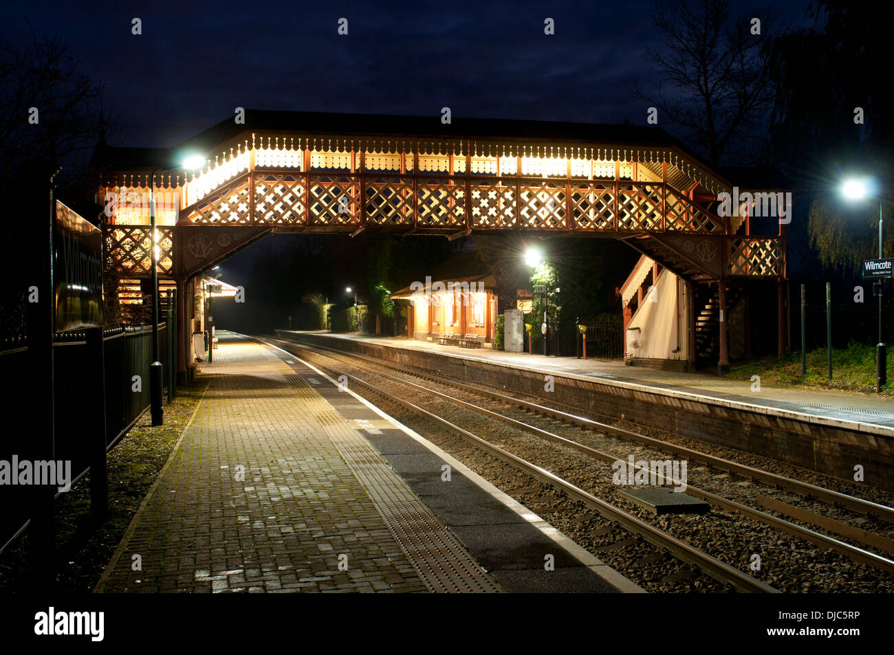 Wilmcote stazione ferroviaria di notte, Warwickshire, Regno Unito Foto Stock