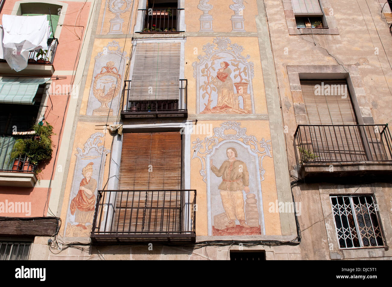 Casa in stile Art Nouveau con pitture murali a Placa de Jaume Sabartes, Barri Gotic, Barcellona, Spagna Foto Stock