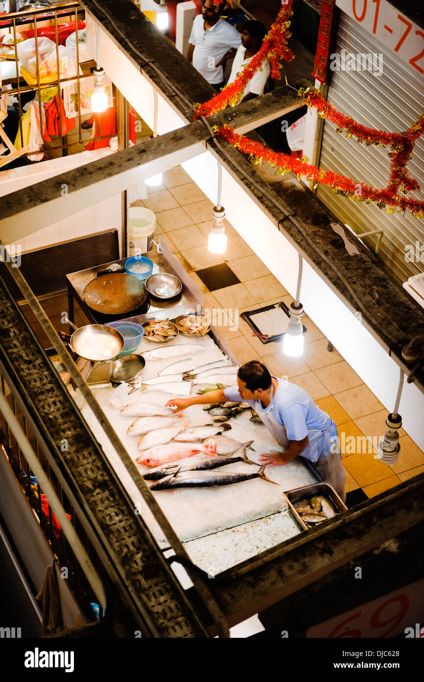 Mercato del Pesce all'interno del centro Tekka in Little India di Singapore. Foto Stock