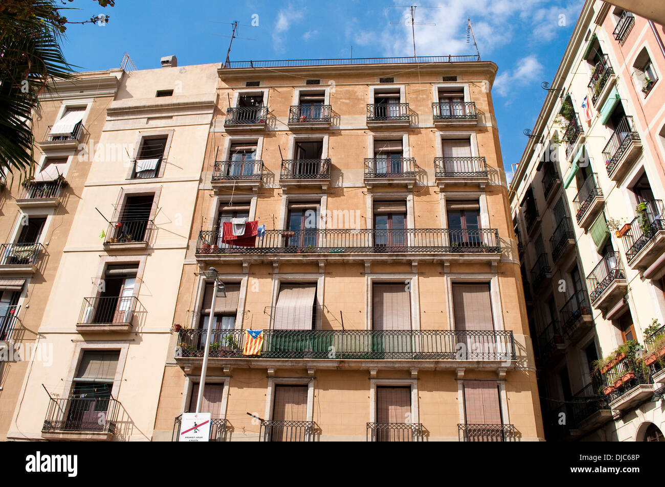 Casa con balconi a Placa de Jaume Sabartes, Barri Gotic, Barcellona, Spagna Foto Stock