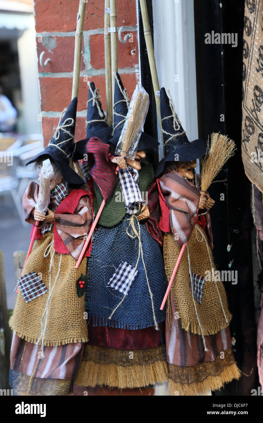 Witche bambole in vendita nel villaggio di Burley, New Forest, Hampshire. Regno Unito. Foto Stock