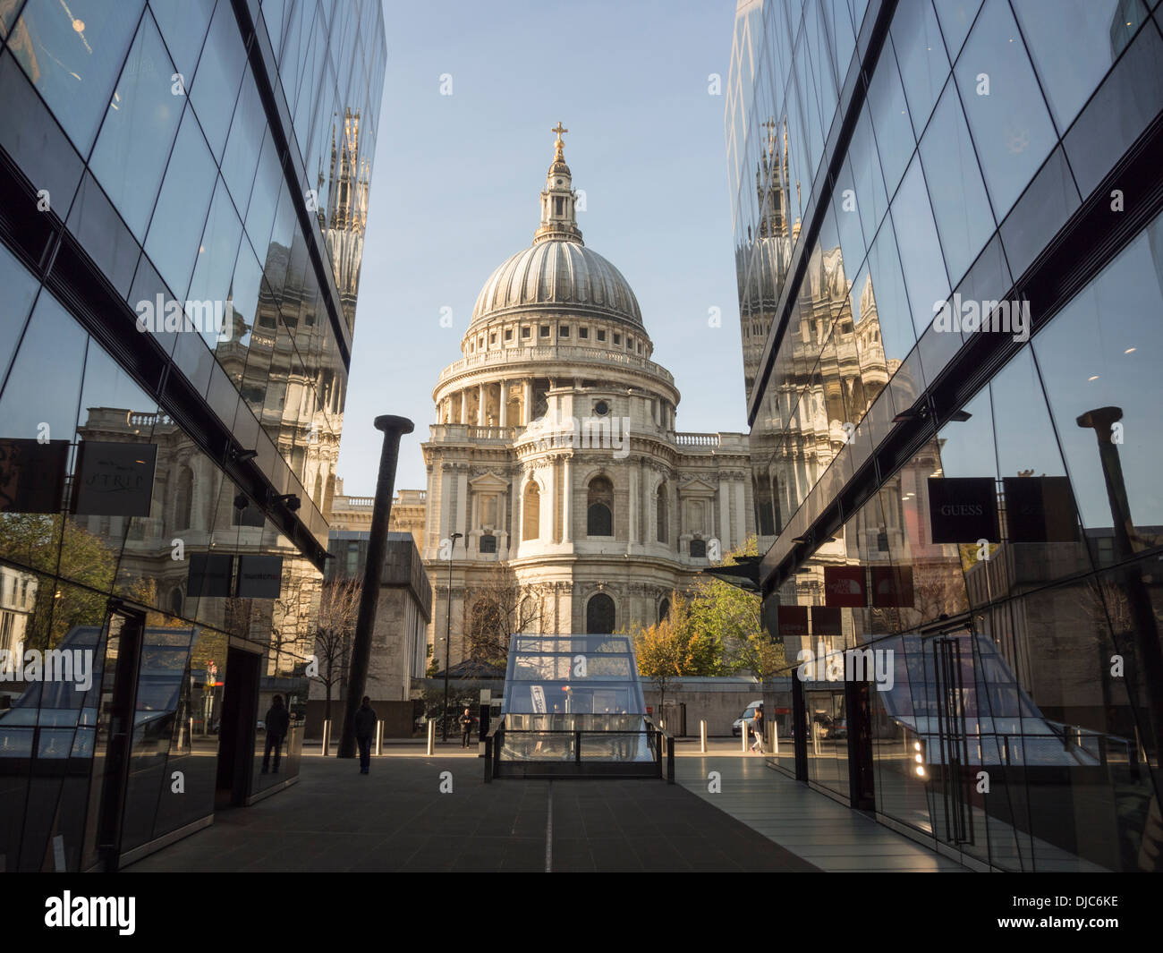 Vista della cattedrale di St Paul, Londra da una nuova modifica shopping centre Foto Stock