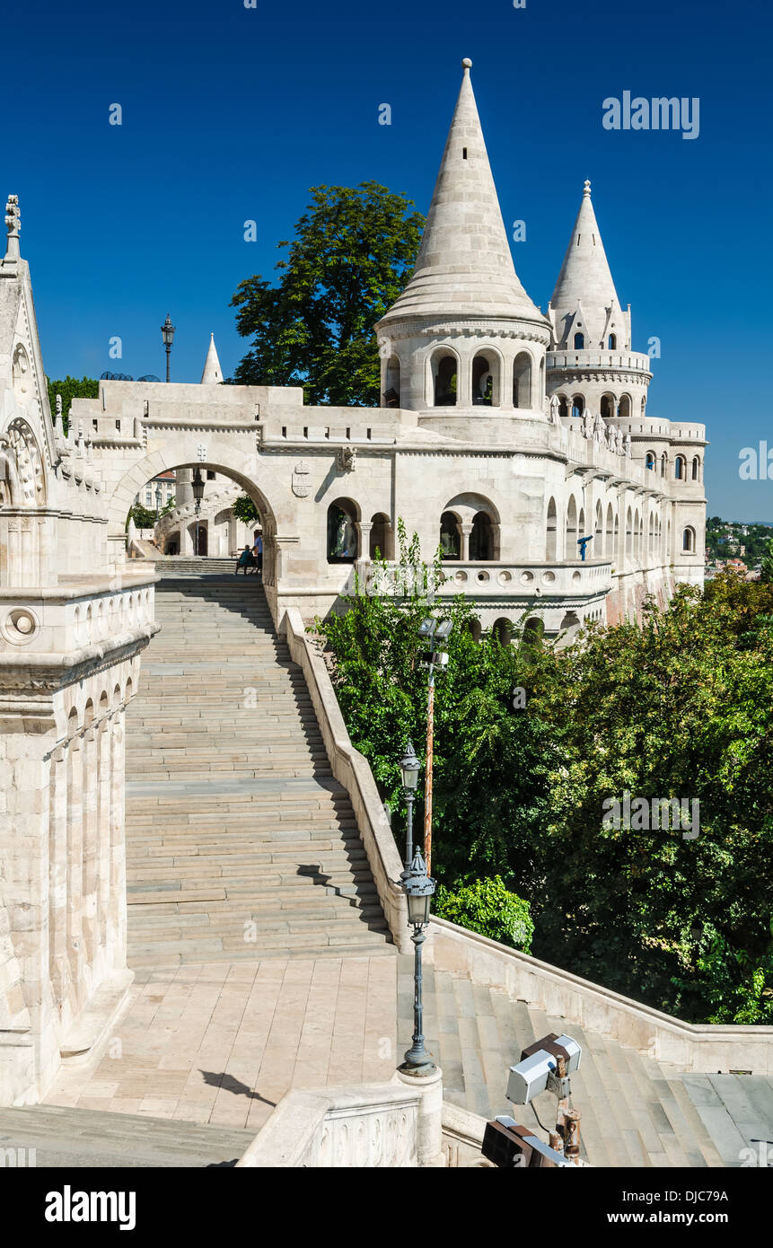 Architettura dettaglio con terrazza e torre conica del bastione dei pescatori a Budapest, costruito nel XIX secolo. Ungheria Foto Stock