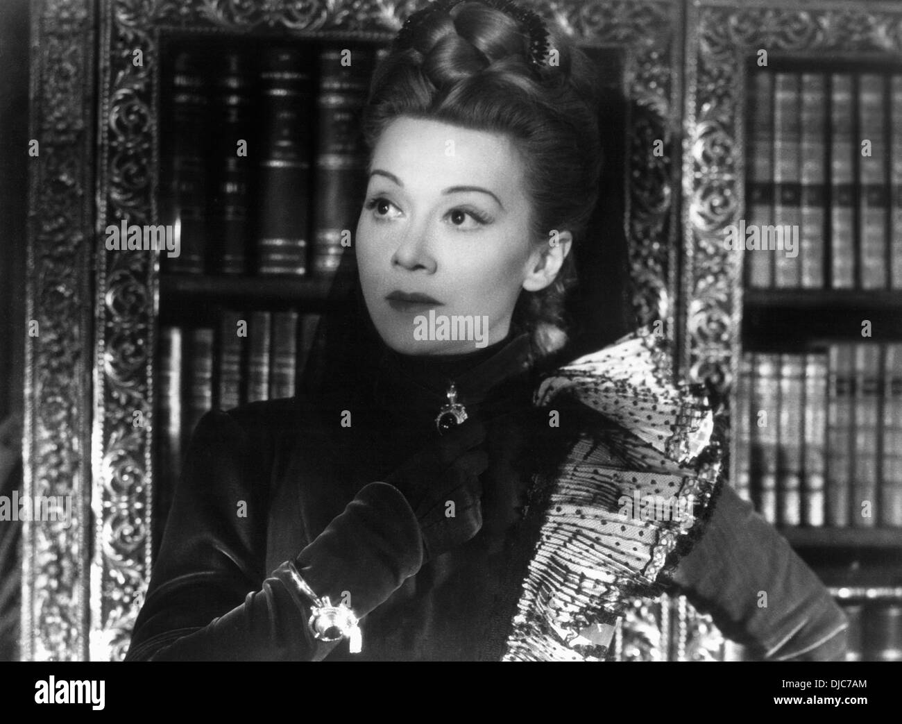 Edwige Feuillere sul set del film, l'Aquila ha due teste (aka L'Aigle a