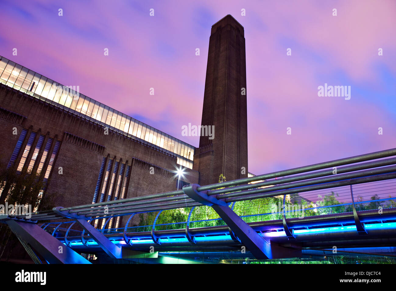 La Tate Modern e il Millennium Bridge al tramonto a Londra. Foto Stock