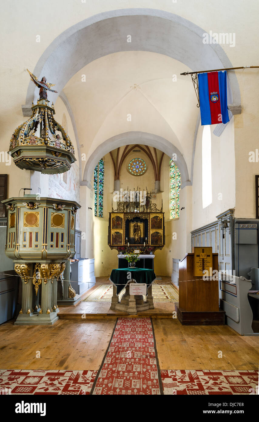 Cisnadie, Romania. Chiesa fortificata in Transilvania, con altare medievale architettura dettagli all'interno. Foto Stock