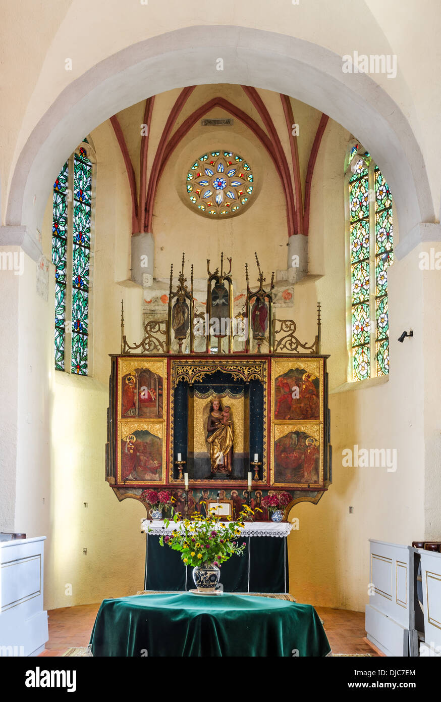 Cisnadie, Romania. Chiesa fortificata in Transilvania, medievale con architettura del santuario di dettagli all'interno. Foto Stock