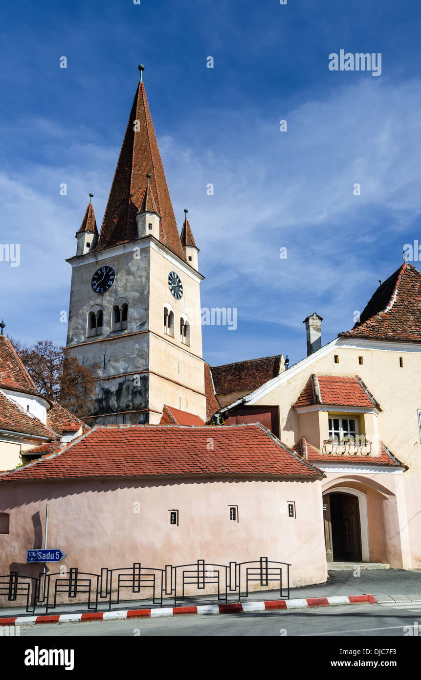 Cisnadie. Chiesa fortificata in Transilvania, con la torre medievale di architettura. La Contea di Sibiu, Romania. Foto Stock