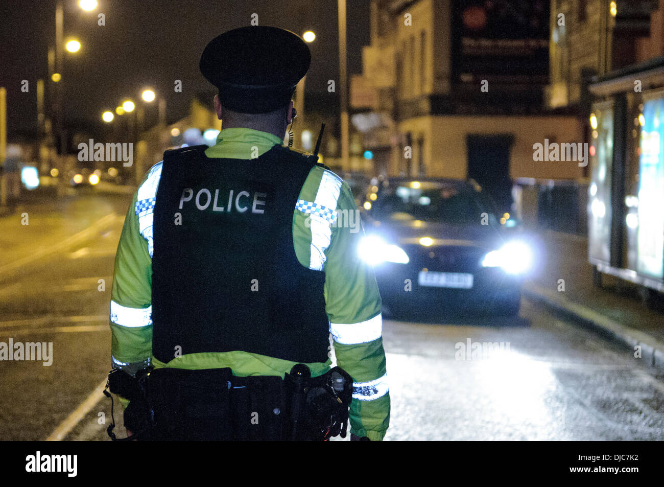 Belfast, Irlanda del Nord. 26 nov 2013 - PSNI arrestare il traffico a causa dei driver come essi rivisitare la scena di un tentativo di murde Foto Stock