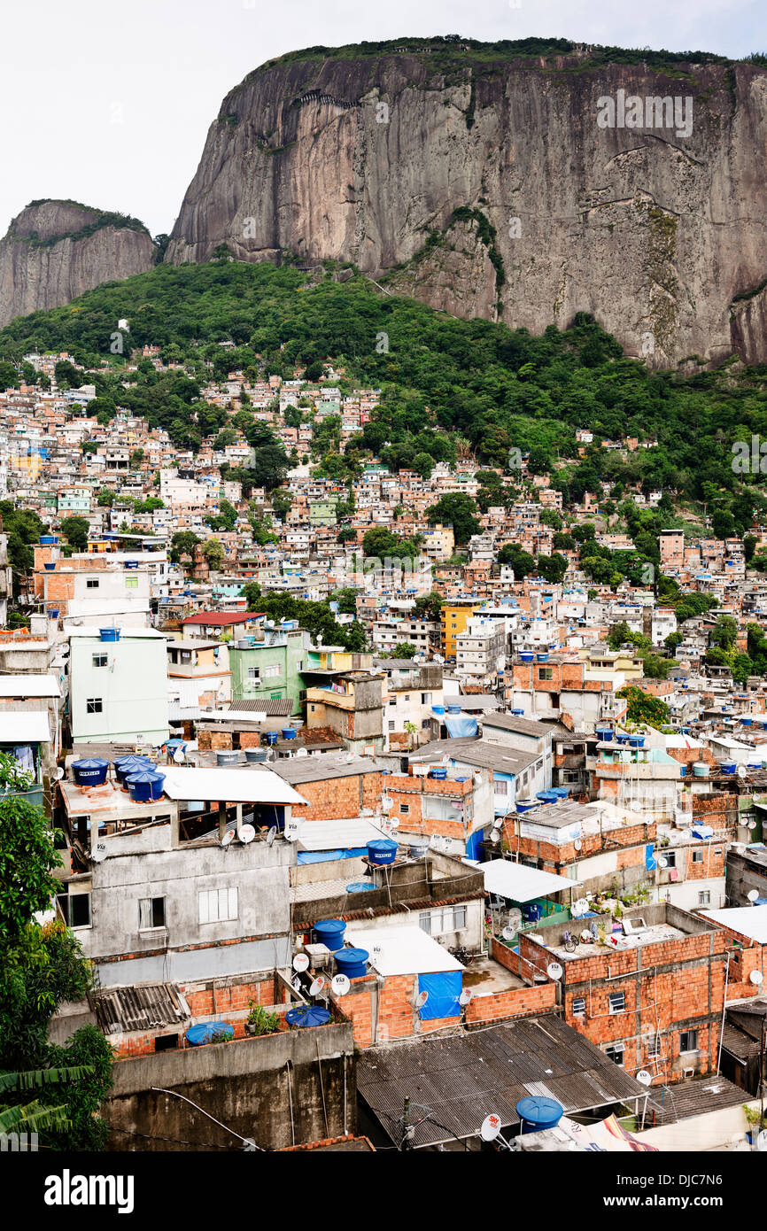 Panoramica di Rocinha Favela a Rio de Janeiro in Brasile. Foto Stock